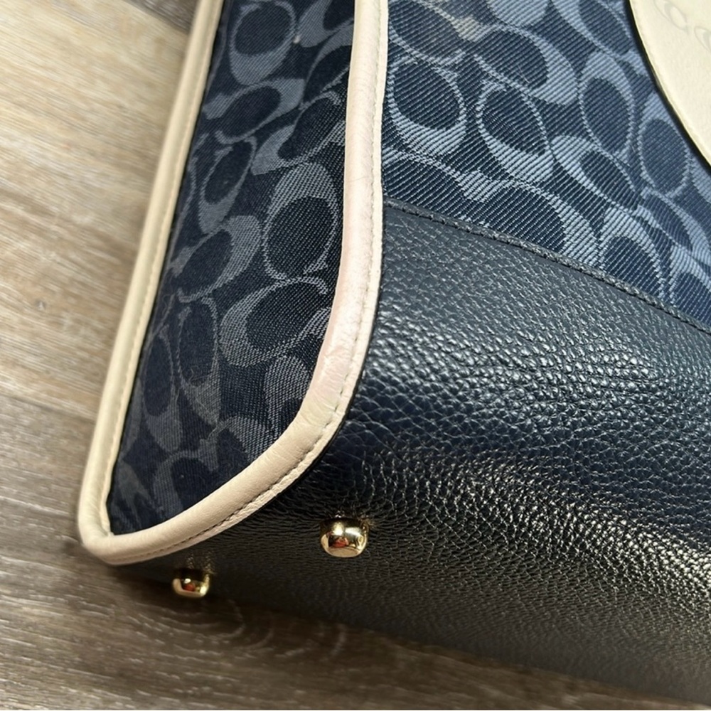 COACH C2823 TALL DEMPSEY CARRYALL SIGNATURE C WITH COACH PATCH & WRISTLET! - Picture 14 of 16